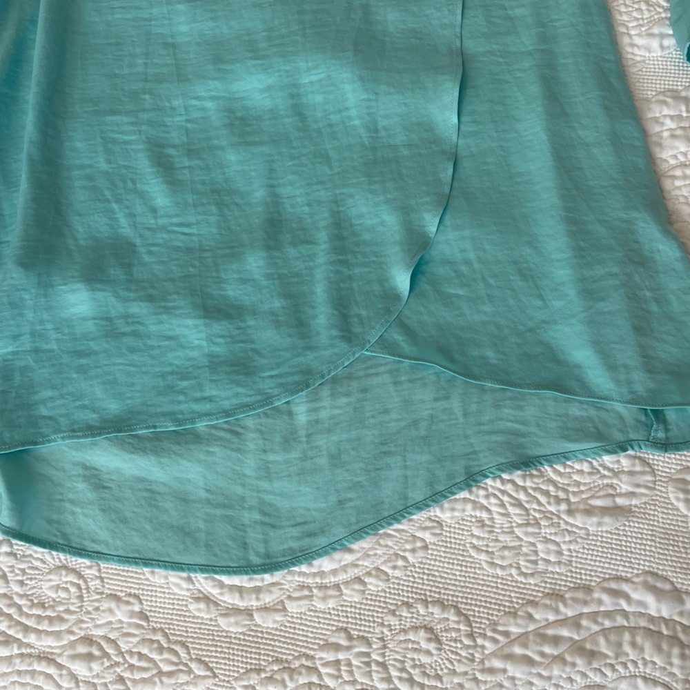 Chico’s teal blue silky flowy blouse 3/4 roll tab sleeve, size 1 - Picture 5 of 6